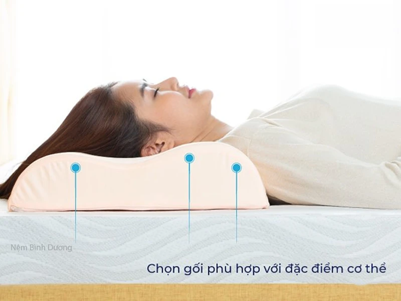 Chọn gối có độ cao phù hợp với tư thế ngủ để bảo vệ cột sống cổ.